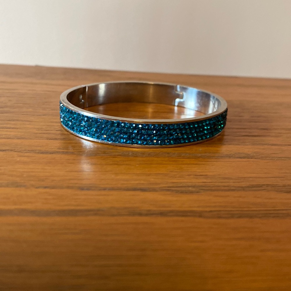 Rhinestone bracelet.💖 I checked blue and green because it’s kind of in between
